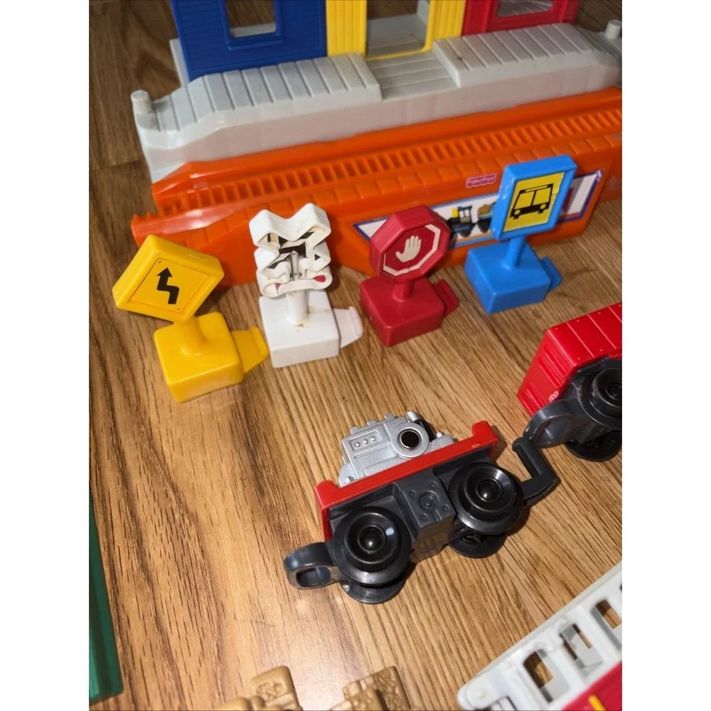 GeoTrax LARGE LOT 80+ Trains People Signs Building Tracks Controllers Untested